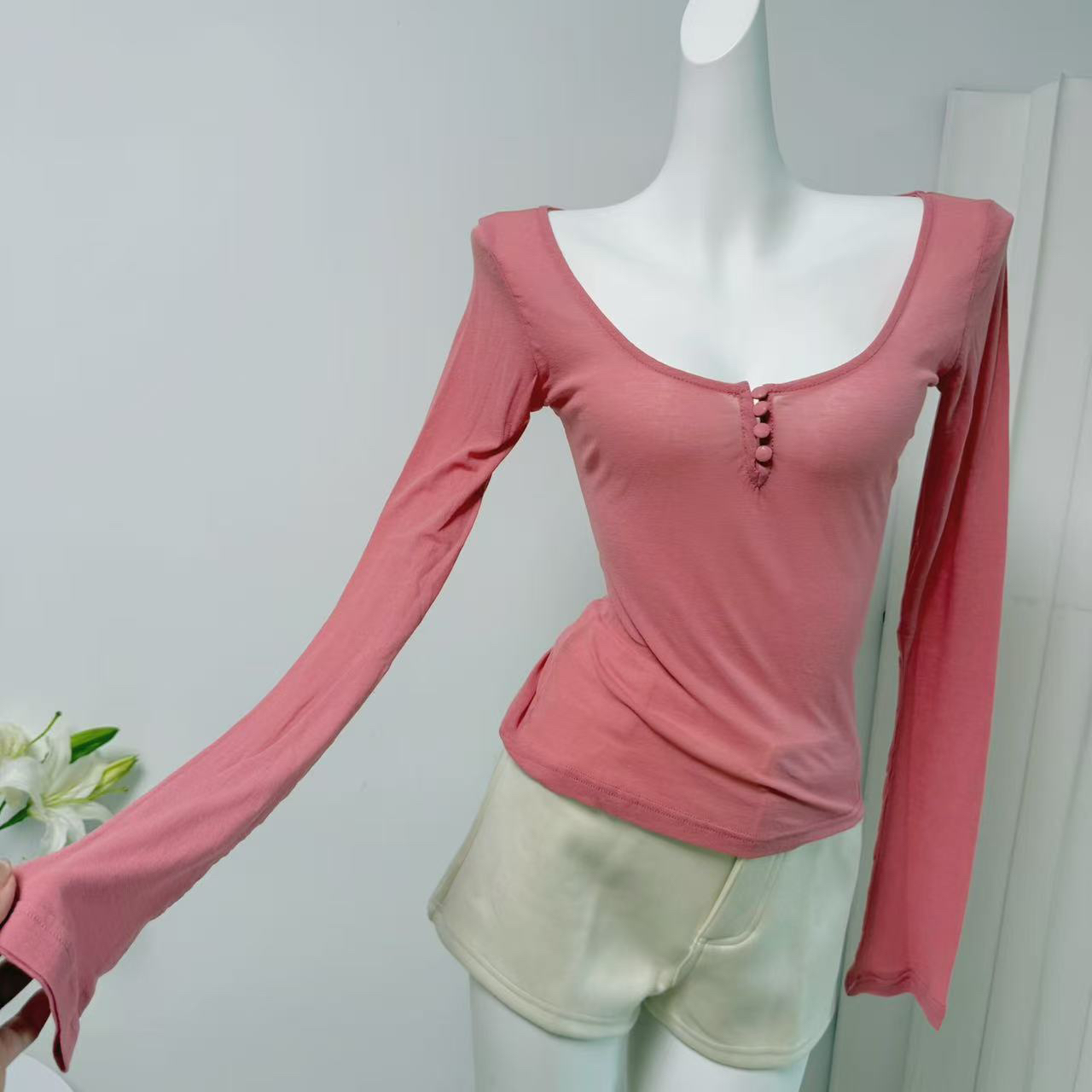Women's Slim Fit Round Neck Long Sleeve Knit Top for Fall - Image 3